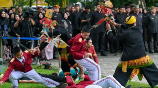 Siswa Sekolah Rakyat Banyuwangi menampilkan fragmen Perang Puputan Bayu saat Harjaba ke-254