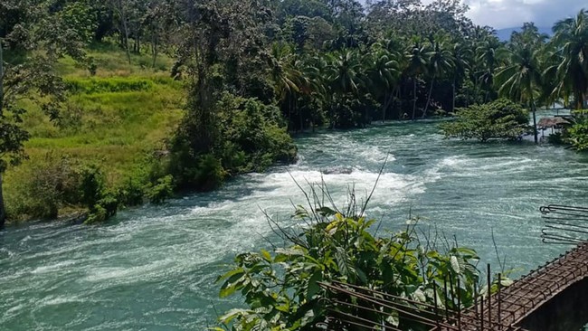 Aliran jernih Sungai Batang Ombilin di Tanah Datar Sumbar