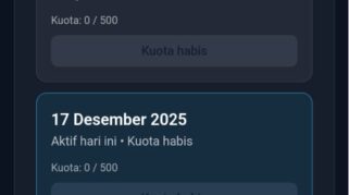 Warga berupaya mengakses tiket Festival Harjaba Banyuwangi melalui aplikasi daring.