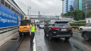 Truk mogok di Tol Dalam Kota KM 2+800 Cawang arah Semanggi