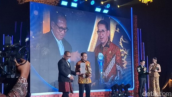 Fadli Zon menerima penghargaan detikcom Awards 2025 di Jakarta