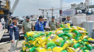 Penyerahan bantuan Akpol 1990 untuk korban banjir bandang Aceh Tamiang