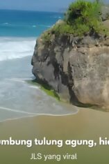 Pemandangan Pantai Lumbung Tulungagung dengan batu besar ikonik