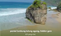 Pemandangan Pantai Lumbung Tulungagung dengan batu besar ikonik