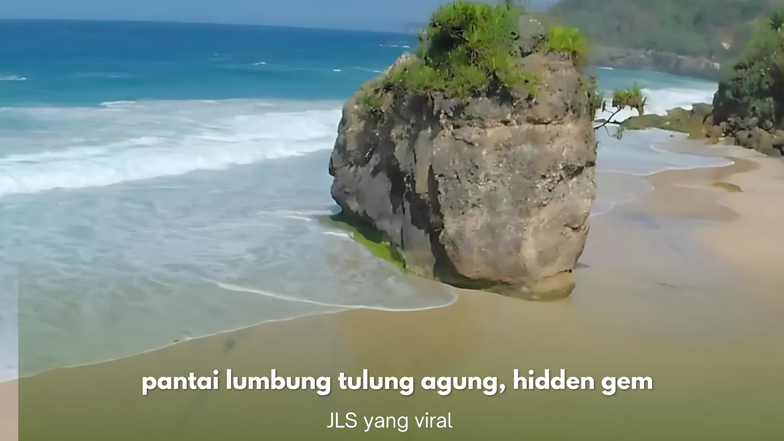 Pemandangan Pantai Lumbung Tulungagung dengan batu besar ikonik