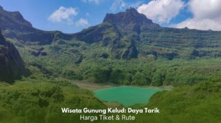Pemandangan kawah hijau Gunung Kelud di Jawa Timur