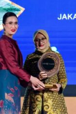 Bupati Ipuk Fiestiandani menerima penghargaan Most Inspiring Tourism Leader 2025