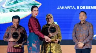 Bupati Ipuk Fiestiandani menerima penghargaan Most Inspiring Tourism Leader 2025