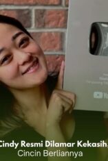 Gisela Cindy memamerkan cincin berlian setelah dilamar kekasihnya