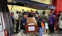 Keluarga korban kebakaran Terra Drone menerima jenazah di RS Polri Kramat Jati.