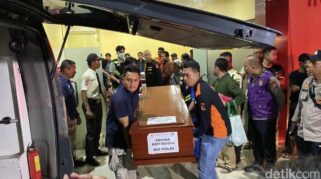 Keluarga korban kebakaran Terra Drone menerima jenazah di RS Polri Kramat Jati.