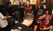 Petugas Polres Jember melakukan razia tempat hiburan malam jelang Nataru