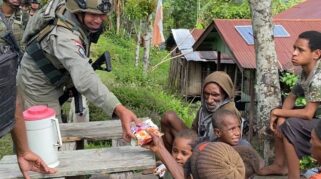 Patroli humanis Satgas Ops Damai Cartenz di Kampung Apom Kiwirok