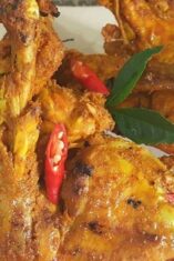 Ayam bakar khas Padang dengan bumbu pekat dan nasi hangat
