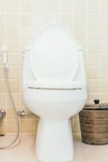 Air kloset meluap saat hujan deras