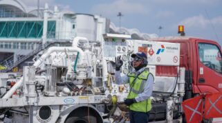 Pesawat mengisi bahan bakar avtur di bandara oleh Pertamina selama periode Natal dan Tahun Baru