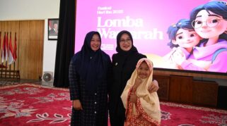 Pelajar Banyuwangi menyampaikan tanda cinta pada Hari Ibu