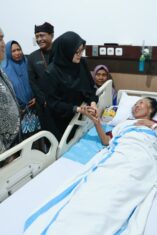 Bupati Ipuk menjenguk maestro Gandrung Mbok Temu di RSUD Blambangan