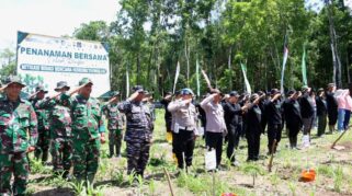 Kasdim 0825 Banyuwangi bersama Forkopimda tanam pohon di Kalisetail