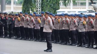 Aparat gabungan Polri, TNI, dan Pemprov DKI mengamankan laga Persija vs Bhayangkara FC di Stadion GBK