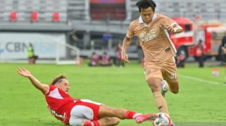 Pemain Bali United dan Dewa United berebut bola pada laga BRI Super League di Stadion Kapten I Wayan Dipta