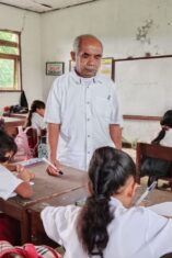 Guru honorer NTT melintasi jalan rusak menuju sekolah
