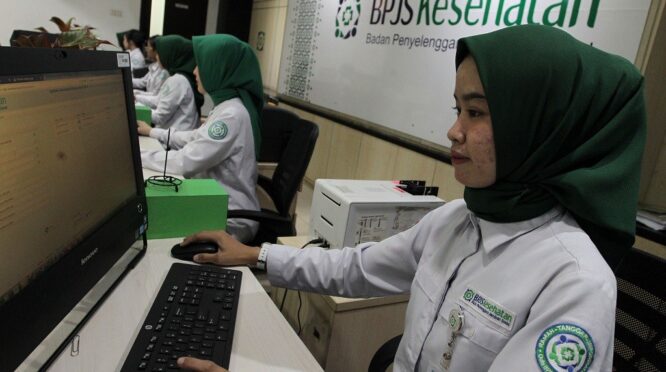 Peserta BPJS Kesehatan melakukan skrining riwayat kesehatan BPJS secara online melalui aplikasi Mobile JKN