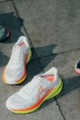 : Sepatu lari Ortuseight dengan bantalan empuk