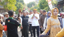 Bupati Tuban Aditya Halindra Faridzky menyapa warga saat menghadiri kegiatan di salah satu desa di Kabupaten Tuban. (dok. tubankab)