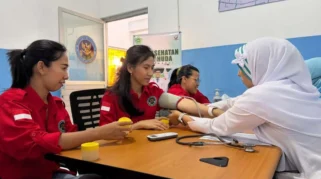 Kepala SPPG Singonegaran sedang melakukan pemeriksaan kesehatan sekaligus skirining penyakit TBC.