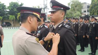 Kombes Pol. Dr. Rofiq Ripto Himawan, S.I.K., S.H., M.H. Memberikan dan memasangkan satyalencana.