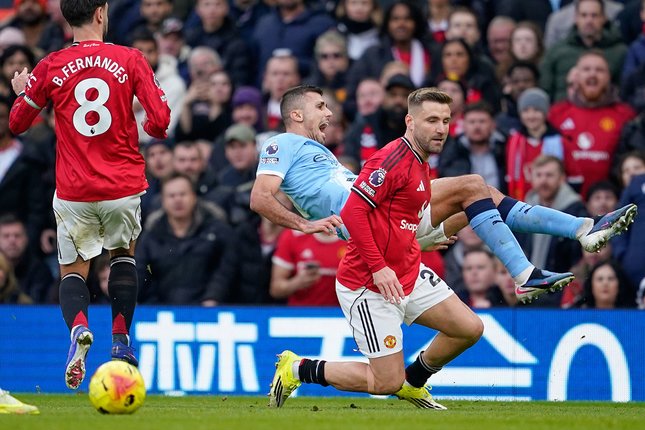 Momen bek Manchester United, Luke Shaw melanggar gelandang Manchester City, Rodrigo di lanjutan Liga Inggris, 17 Januari 2026 di Old Trafford. (c) AP Photo/Dave Thompson