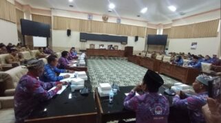 Persatuan Perangkat Desa Indonesia (PPDI) Kabupaten Banyuwangi saat audensi bersama pimpinan DPRD terkait turunnya Siltap imbas efisiensi anggaran