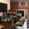Petugas saat menginterogasi pelaku di polsek banyuwangi kota