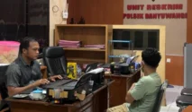 Petugas saat menginterogasi pelaku di polsek banyuwangi kota