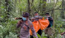 Polisi mengevakuasi jasad perempuan tanpa identitas dari kawasan hutan Desa Kluncing.
