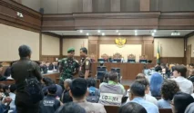 Mahfud MD menyoroti kehadiran TNI dalam sidang korupsi Nadiem Makarim di Pengadilan Tipikor