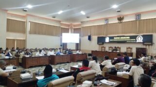Sopir logistik mengikuti hearing di DPRD Banyuwangi.