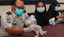 Pelaksanaan tes urine di Lapas Banyuwangi