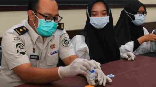 Pelaksanaan tes urine di Lapas Banyuwangi