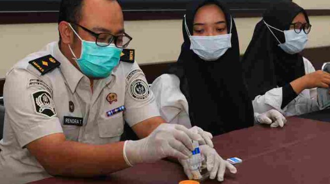 Pelaksanaan tes urine di Lapas Banyuwangi