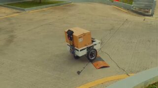 Robot pengantaran CARRIE BRIN di lingkungan industri