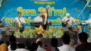 Viral biduan dangdut berjoget dan bergoyang di acara Isra Miraj di Songgon Banyuwangi (Tangkapan layar)
