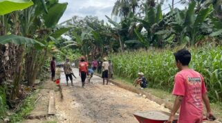 Warga Desa Pragaan Laok Sumenep memperbaiki jalan poros desa secara swadaya