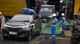 Kendaraan dan penumpang arus balik Nataru memadati Pelabuhan Gilimanuk Bali