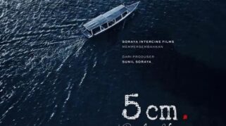 Teaser poster film 5cm Revolusi Hati dengan latar laut biru