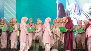 Suasana wisuda santri penghafal Al-Qur’an dalam Tasyakuran Khotmil Quran bil Hifdzi yang menjadi bagian dari rangkaian Haul Blokagung 2026 di Banyuwangi, Jawa Timur.