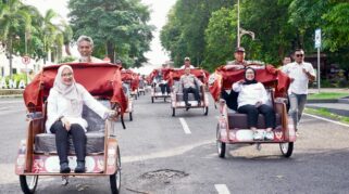 bupati banyuwangi mencoba becak listrik bantuan dari presiden prabowo