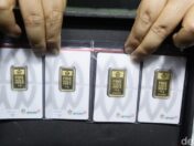 Harga emas Antam hari ini turun