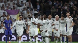 Real Madrid tampil perkasa saat menjamu AS Monaco pada lanjutan fase liga Liga Champions 2025-2026. Bermain di Santiago Bernabeu, Rabu (21/1/2026) dini hari WIB, Los Blancos membantai tim tamu dengan skor telak 6-1. Kemenangan besar ini membuat Real Madrid naik ke peringkat kedua klasemen sementara dengan koleksi 15 poin, terpaut enam angka dari Arsenal yang masih memimpin. Sementara itu, AS Monaco harus tertahan di posisi ke-20 dengan sembilan poin. Sejak awal laga, Real Madrid langsung mengambil inisiatif serangan. Hasilnya, gol cepat tercipta saat pertandingan baru berjalan lima menit. Serangan dari sisi kanan yang dibangun Franco Mastantuono berujung pada kerja sama Federico Valverde dan Kylian Mbappe, yang dituntaskan sang penyerang Prancis dengan sepakan akurat ke sudut gawang Monaco. Madrid terus menekan pertahanan lawan. AS Monaco sempat mencoba keluar dari tekanan melalui situasi bola mati, namun peluang yang didapat belum mampu mengubah keadaan. Dominasi tuan rumah akhirnya kembali berbuah gol pada menit ke-26. Kombinasi Jude Bellingham dan Vinicius Junior di sisi kiri ditutup dengan sontekan Mbappe di depan gawang, yang mengantar Madrid unggul 2-0 hingga jeda. Memasuki babak kedua, Real Madrid semakin menggila. Enam menit selepas turun minum, Franco Mastantuono mencatatkan namanya di papan skor setelah memanfaatkan umpan matang Vinicius Junior. Keunggulan Madrid bertambah pada menit ke-55 lewat gol bunuh diri Thilo Kehrer yang salah mengantisipasi umpan silang dari sisi kiri. Tekanan tanpa henti kembali membuahkan hasil pada menit ke-63. Vinicius Junior mencetak gol keempat Madrid melalui tembakan keras dari dalam kotak penalti yang tak mampu dibendung kiper Monaco. AS Monaco sempat memperkecil ketertinggalan di menit ke-72 setelah Jordan Teze memanfaatkan kesalahan Madrid saat membangun serangan dari belakang. Namun, Real Madrid menutup laga dengan sempurna. Jude Bellingham memastikan kemenangan telak 6-1 lewat gol pada menit ke-80 setelah melewati penjagaan kiper lawan dan menceploskan bola ke gawang kosong. Hasil ini menegaskan dominasi Real Madrid di kandang sekaligus menjaga peluang mereka untuk bersaing di papan atas Liga Champions musim ini.